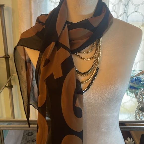 🤩 Dolce & Gabbana vintage black & tan logo scarf. Estate sale find - good cond. - Picture 8 of 8